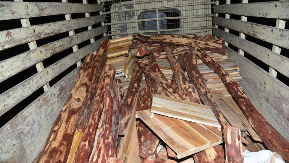 காளஹஸ்தியில் செம்மரக்கட்டைகள் கடத்தல்..! ரூ.30 லட்சம் மதிப்பிலான